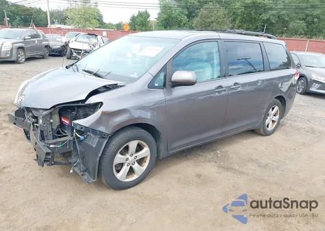 2013 Toyota Sienna Le V6 8 Passenger z USA, uszkodzony, nr VIN 5TDKK3DC7DS324011